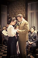 Baptist geeft een bloempje aan Mathilde - beeld uit de film